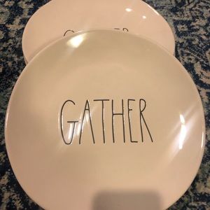 Set of Rae a Dunn dinner plates / 4